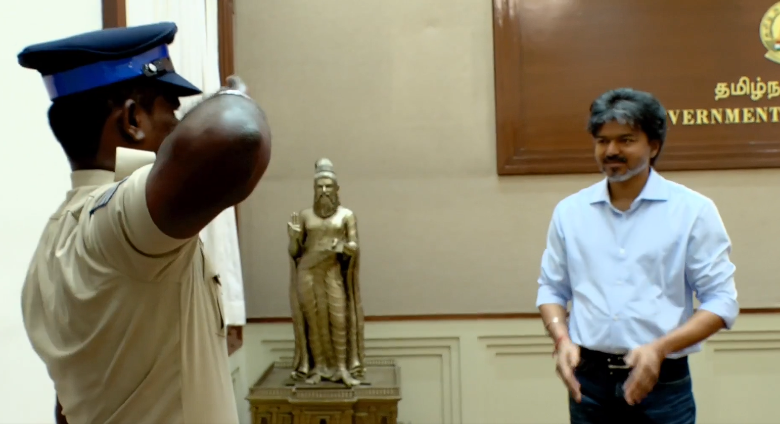 Head Constable M. Velmurugan being felicitated by Chief Minister C. Joseph Vijay at the Tamil Nadu Secretariat